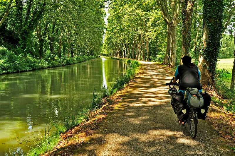 Canal de Garonne bicycle route near Agen, LotetGaronne Department, France